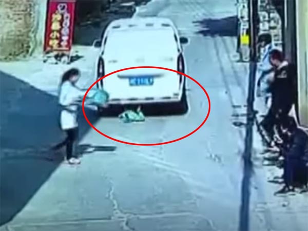 ಪ್ರಪಂಚದ ಅದೃಷ್ಟವಂತ ಮಗುವಿನ ಬಗ್ಗೆ ತಿಳಿದುಕೊಳ್ಳಲು ಈ ವಿಡಿಯೋ ನೋಡಿ !!