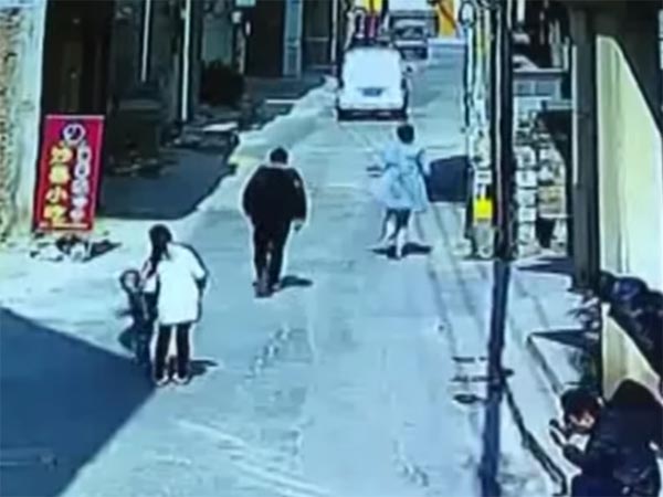 ಪ್ರಪಂಚದ ಅದೃಷ್ಟವಂತ ಮಗುವಿನ ಬಗ್ಗೆ ತಿಳಿದುಕೊಳ್ಳಲು ಈ ವಿಡಿಯೋ ನೋಡಿ !!