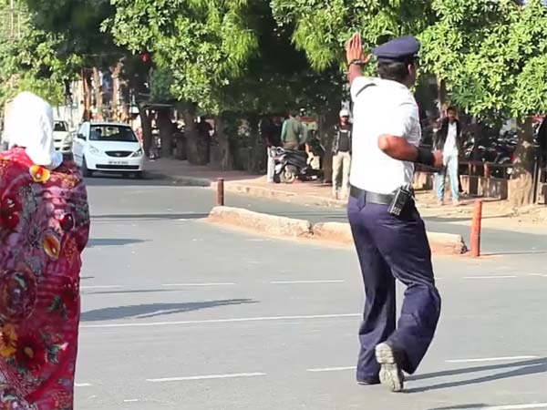 ಮೈಕಲ್ ಜಾಕ್ಸನ್ ಸ್ಟೆಪ್ಸ್ ಮೂಲಕವೇ ಫುಲ್ ಫೇಮಸ್ ಆದ ಟ್ರಾಫಿಕ್ ಪೊಲೀಸ್