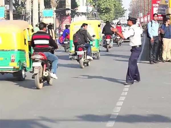 ಮೈಕಲ್ ಜಾಕ್ಸನ್ ಸ್ಟೆಪ್ಸ್ ಮೂಲಕವೇ ಫುಲ್ ಫೇಮಸ್ ಆದ ಟ್ರಾಫಿಕ್ ಪೊಲೀಸ್