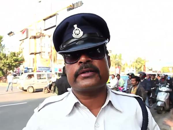 ಮೈಕಲ್ ಜಾಕ್ಸನ್ ಸ್ಟೆಪ್ಸ್ ಮೂಲಕವೇ ಫುಲ್ ಫೇಮಸ್ ಆದ ಟ್ರಾಫಿಕ್ ಪೊಲೀಸ್