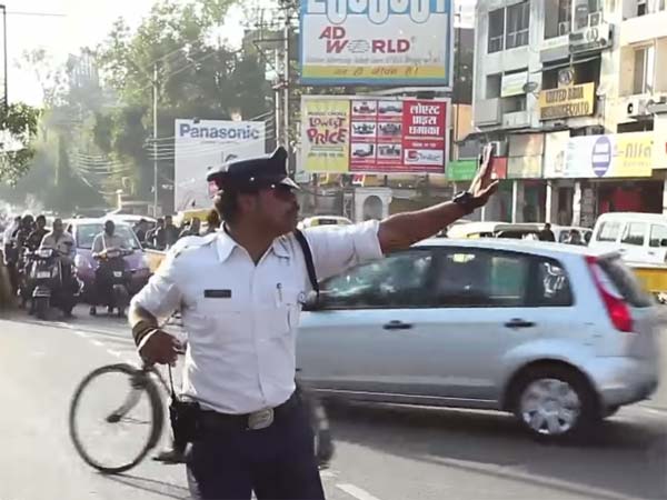 ಮೈಕಲ್ ಜಾಕ್ಸನ್ ಸ್ಟೆಪ್ಸ್ ಮೂಲಕವೇ ಫುಲ್ ಫೇಮಸ್ ಆದ ಟ್ರಾಫಿಕ್ ಪೊಲೀಸ್