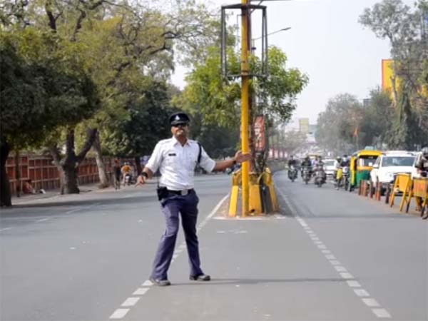 ಮೈಕಲ್ ಜಾಕ್ಸನ್ ಸ್ಟೆಪ್ಸ್ ಮೂಲಕವೇ ಫುಲ್ ಫೇಮಸ್ ಆದ ಟ್ರಾಫಿಕ್ ಪೊಲೀಸ್