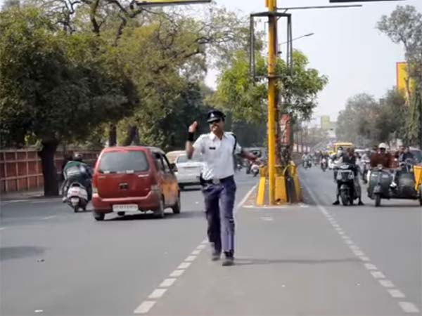 ಮೈಕಲ್ ಜಾಕ್ಸನ್ ಸ್ಟೆಪ್ಸ್ ಮೂಲಕವೇ ಫುಲ್ ಫೇಮಸ್ ಆದ ಟ್ರಾಫಿಕ್ ಪೊಲೀಸ್