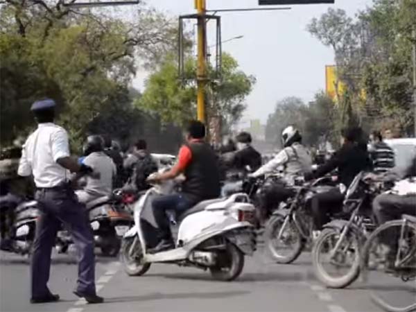 ಮೈಕಲ್ ಜಾಕ್ಸನ್ ಸ್ಟೆಪ್ಸ್ ಮೂಲಕವೇ ಫುಲ್ ಫೇಮಸ್ ಆದ ಟ್ರಾಫಿಕ್ ಪೊಲೀಸ್