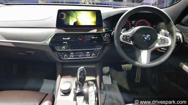 ಆಟೋ ಎಕ್ಸ್ ಪೋ 2018: BMW 6 ಸಿರೀಸ್ ಜಿಟಿ ಕಾರು ಬಿಡುಗಡೆ ಮಾಡಿದ ಕ್ರಿಕೆಟ್ ದೇವರು