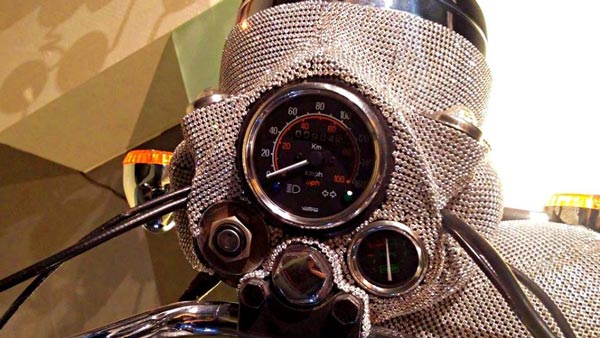 ಕ್ಲಾಸಿಕ್ ಬೈಕ್ ಪ್ರಿಯರನ್ನು ಸೆಳೆದ ಕ್ರಿಸ್ಟಲ್ ಡಿಸೈನ್ ಬುಲೆಟ್ 350