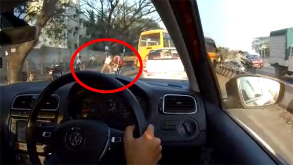 ಹೆಲ್ಮೆಟ್ ಹಾಕದ ಬೈಕ್ ಸವಾರನ ಮೇಲೆ ಶೂ ಎಸೆದ ಟ್ರಾಫಿಕ್ ಪೊಲೀಸ್..