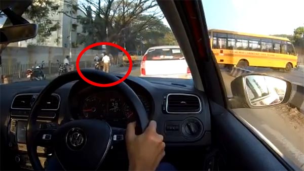 ಹೆಲ್ಮೆಟ್ ಹಾಕದ ಬೈಕ್ ಸವಾರನ ಮೇಲೆ ಶೂ ಎಸೆದ ಟ್ರಾಫಿಕ್ ಪೊಲೀಸ್..