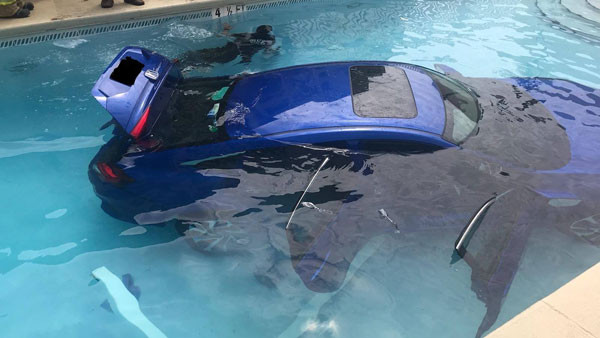 ನಾಪತ್ತೆಯಾಗಿದ್ದ ಕಾರು ಸ್ವಿಮ್ಮಿಂಗ್ ಪೂಲ್‌ನಲ್ಲಿ ಪತ್ತೆಯಾಯ್ತು..!!