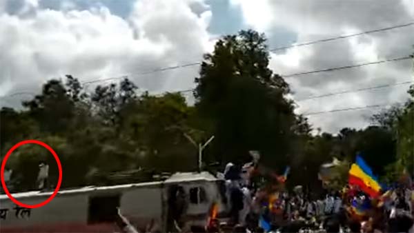 ರೈಲು ತಡೆ ವೇಳೆ ಅವಘಡ- ಹೈ ಟೆನ್ಷನ್ ವೈರ್ ತಾಗಿ ಸುಟ್ಟುಹೋದ ಯುವಕ 