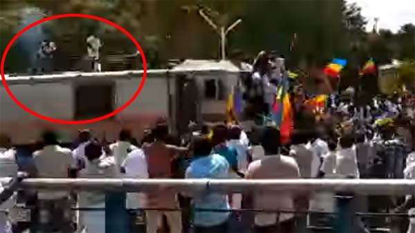 ರೈಲು ತಡೆ ವೇಳೆ ಅವಘಡ- ಹೈ ಟೆನ್ಷನ್ ವೈರ್ ತಾಗಿ ಸುಟ್ಟುಹೋದ ಯುವಕ 