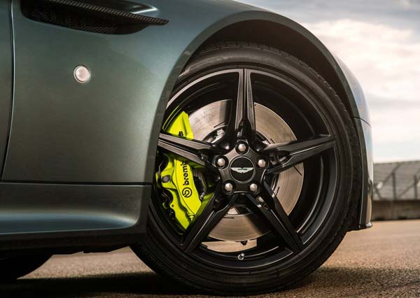 ಸಿಲಿಕಾನ್ ಸಿಟಿ ಜನರನ್ನು ಮೋಡಿ ಮಾಡಿದ ಆಸ್ಟನ್ ಮಾರ್ಟಿನ್ ವಿ12 ವೀಟೆಂಜ್ ಎಎಂಆರ್...