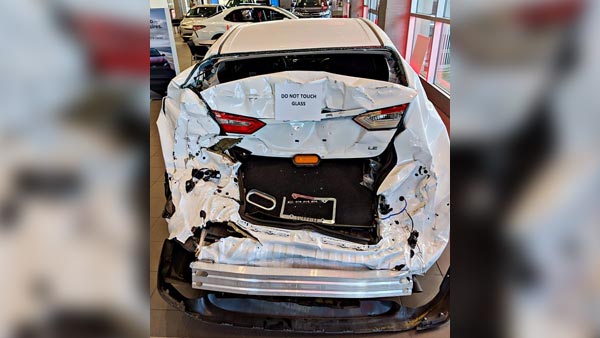ಅಪಘಾತಕ್ಕೀಡಾದ ಕ್ಯಾಮ್ರಿ ಕಾರನ್ನೇ ಪ್ರದರ್ಶನಕ್ಕಿಟ್ಟ ಟೊಯೊಟಾ ಡೀಲರ್ಸ್ 