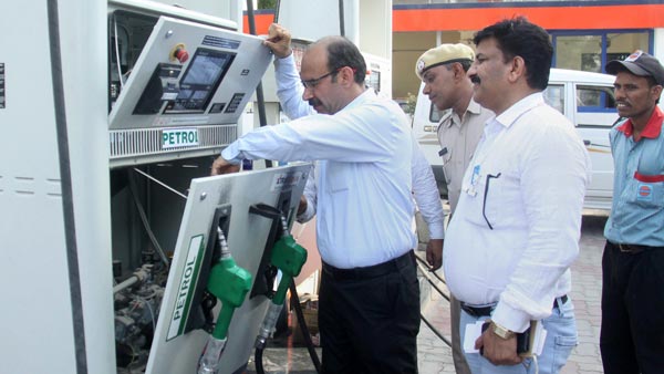 ಪೆಟ್ರೋಲ್ ಬಂಕ್‌ಗಳಲ್ಲಿ ನಿಲ್ಲದ ಹಗಲು ದರೋಡೆ- ಇಂಧನ ತುಂಬಿಸುವ ಮುನ್ನ ಹುಷಾರ್..!!