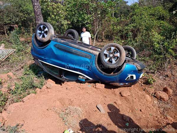 ವೇಗದ ಚಾಲನೆ ವೇಳೆ ವಿದ್ಯುತ್ ಕಂಬಕ್ಕೆ ಡಿಕ್ಕಿ ಹೊಡೆದ ಟಾಟಾ ನೆಕ್ಸಾನ್...