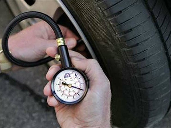 ಟೈರ್ ಬಸ್ಟ್‌- ಲಾರಿಗೆ ಡಿಕ್ಕಿ ಹೊಡೆದ ಫೋರ್ಡ್ ಇಕೋ ಸ್ಪೋರ್ಟ್