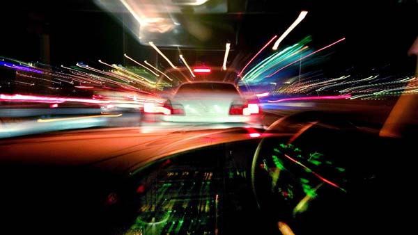 ನಡುರಸ್ತೆಯಲ್ಲೇ ಗನ್ ಹಿಡಿದು ಆಟೋ ಚಾಲಕನಿಗೆ ಬೆದರಿಕೆ ಹಾಕಿದ ಲೇಡಿ...