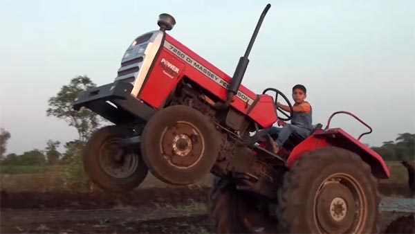 10 ವರ್ಷದ ಬಾಲಕನ ಟ್ರ್ಯಾಕ್ಟರ್ ಸ್ಟಂಟ್ ನೋಡಿದ್ರೆ ಬೆಚ್ಚಿ ಬೀಳ್ತಿರಾ..!