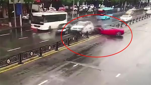 ಹೈ ಸ್ಪೀಡ್‌ನಲ್ಲಿದ್ದ ಫೆರಾರಿ ಕಾರಿನಿಂದ ನಡೆಯಿತು ಅವಾಂತರ