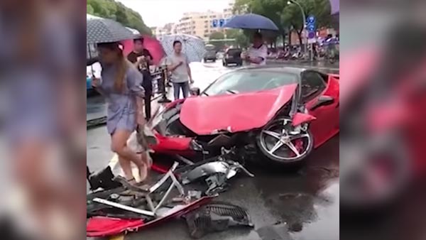 ಹೈ ಸ್ಪೀಡ್‌ನಲ್ಲಿದ್ದ ಫೆರಾರಿ ಕಾರಿನಿಂದ ನಡೆಯಿತು ಅವಾಂತರ