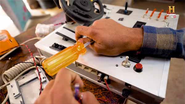 ಬಡ ವಿದ್ಯಾರ್ಥಿ ತಯಾರಿಸಿದ ಡ್ರೈವರ್ ಲೆಸ್ ಟ್ರ್ಯಾಕ್ಟರ್ ಹೇಗಿದೆ ನೋಡಿ..