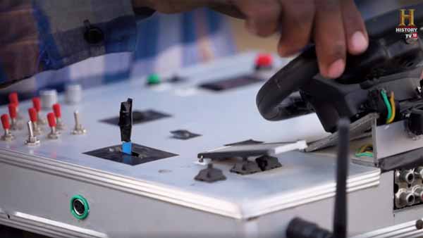 ಬಡ ವಿದ್ಯಾರ್ಥಿ ತಯಾರಿಸಿದ ಡ್ರೈವರ್ ಲೆಸ್ ಟ್ರ್ಯಾಕ್ಟರ್ ಹೇಗಿದೆ ನೋಡಿ..