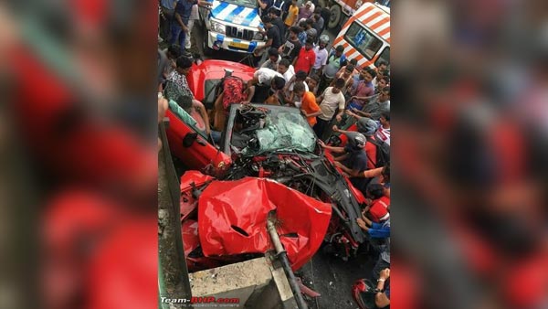 120 ಕಿ.ಮೀ ವೇಗದಲ್ಲಿದ್ದ ಫೆರಾರಿ ಕಾರು ಒಂದೇ ಹೊಡೆತಕ್ಕೆ ಪುಡಿ ಪುಡಿ...