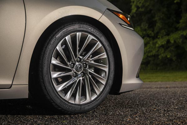 ಭಾರತದಲ್ಲಿ ಬಿಡುಗಡೆಗೆ ಸಜ್ಜಾದ ನ್ಯೂ ಜನರೇಷನ್ ಲೆಕ್ಸಸ್ ಇಎಸ್ 300ಹೆಚ್ ಸೆಡಾನ್