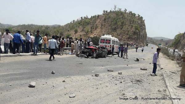 ಸೇನಾ ಟ್ರಕ್‌ಗೆ ಡಿಕ್ಕಿ ಹೊಡೆದ ನಿಸ್ಸಾನ್ ಮೈಕ್ರಾ- ಸ್ಥಳದಲ್ಲೇ ಐವರು ದುರ್ಮರಣ