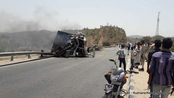 ಸೇನಾ ಟ್ರಕ್‌ಗೆ ಡಿಕ್ಕಿ ಹೊಡೆದ ನಿಸ್ಸಾನ್ ಮೈಕ್ರಾ- ಸ್ಥಳದಲ್ಲೇ ಐವರು ದುರ್ಮರಣ