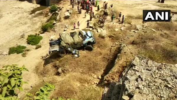 ಸೇನಾ ಟ್ರಕ್‌ಗೆ ಡಿಕ್ಕಿ ಹೊಡೆದ ನಿಸ್ಸಾನ್ ಮೈಕ್ರಾ- ಸ್ಥಳದಲ್ಲೇ ಐವರು ದುರ್ಮರಣ