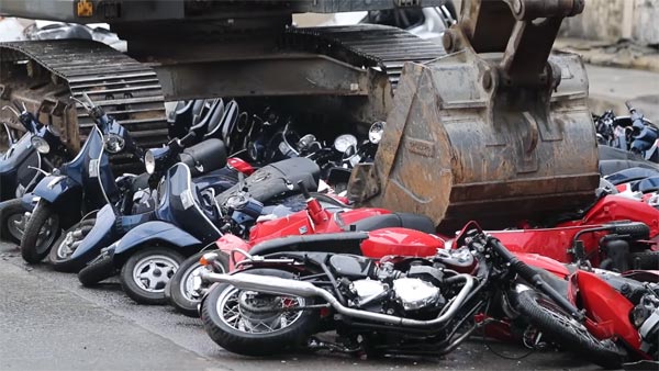 ಕಳ್ಳಸಾಗಾಣಿಕೆಯಲ್ಲಿ ಸಿಕ್ಕಿಬಿದ್ದ 43 ಕೋಟಿ ಮೌಲ್ಯದ 122 ಬೈಕ್‌ಗಳು ಪೀಸ್ ಪೀಸ್..