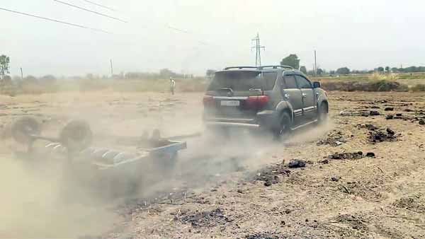 ಐಷಾರಾಮಿ ಕಾರುಗಳನ್ನೆ ಟ್ರ್ಯಾಕ್ಟರ್‍‍ಗಳನ್ನಾಗಿ ಪರಿವರ್ತಿಸಿದ ರೈತರು..!!