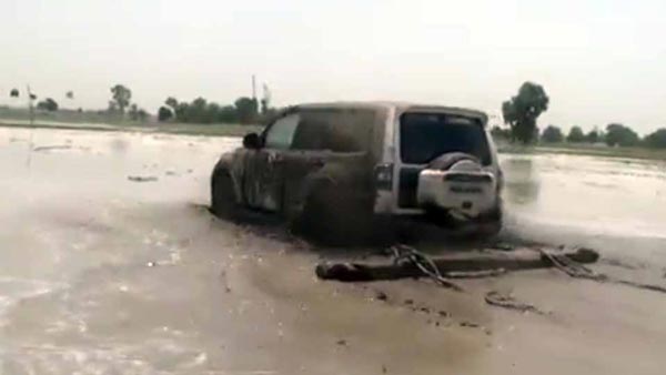 ಐಷಾರಾಮಿ ಕಾರುಗಳನ್ನೆ ಟ್ರ್ಯಾಕ್ಟರ್‍‍ಗಳನ್ನಾಗಿ ಪರಿವರ್ತಿಸಿದ ರೈತರು..!!