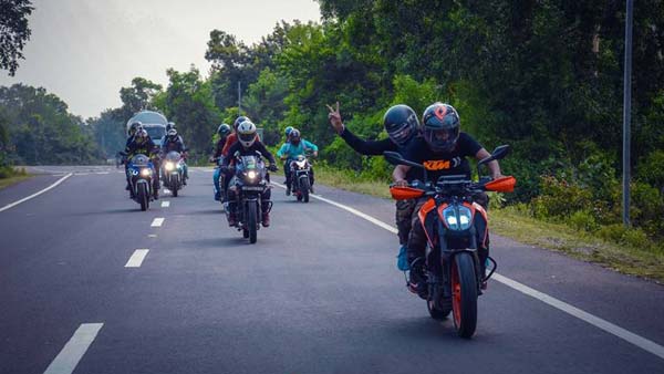 ಹೆದ್ದಾರಿಯಲ್ಲಿ 40 ಬೈಕ್‍‍ಗಳನ್ನು ಹಿಡಿದು ದಂಡ ಹಾಕಿದ ಪೊಲೀಸ್.. ಕಾರಣ ಏನು ಗೊತ್ತಾ..??