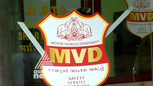 ಸ್ಕೂಟರ್ ಚಾಲನೆ ವೇಳೆ ಈತ ಮಾಡಿದ ಕೆಲಸ ಎಷ್ಟರ ಮಟ್ಟಿಗೆ ಸರಿ.?