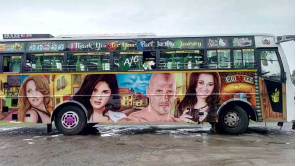 ಕೇರಳದ ಪ್ರೈವೇಟ್ ಬಸ್ ಸುತ್ತಾ ಪಾರ್ನ್ ಸ್ಟಾರ್‍‍ಗಳ ಚಿತ್ರ..!!