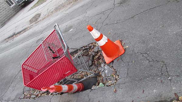 ಯಮ ಸ್ವರೂಪಿಯಾದ ರಸ್ತೆ ಗುಂಡಿಗಳು - ಜನಸಾಮಾನ್ಯರ ಜೀವಕ್ಕಿಲ್ಲವೇ ಬೆಲೆ.?