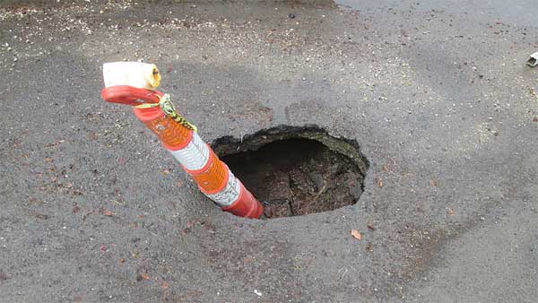 ಯಮ ಸ್ವರೂಪಿಯಾದ ರಸ್ತೆ ಗುಂಡಿಗಳು - ಜನಸಾಮಾನ್ಯರ ಜೀವಕ್ಕಿಲ್ಲವೇ ಬೆಲೆ.?