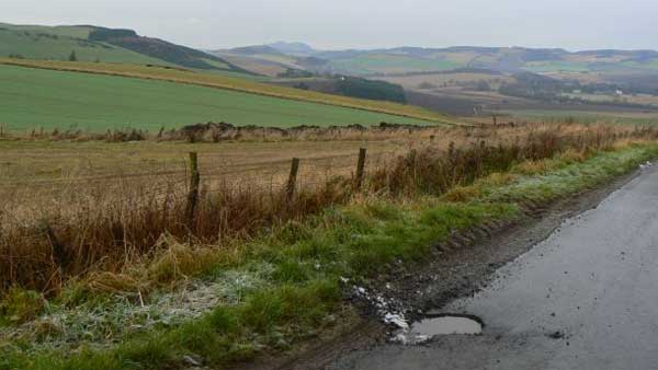 ಯಮ ಸ್ವರೂಪಿಯಾದ ರಸ್ತೆ ಗುಂಡಿಗಳು - ಜನಸಾಮಾನ್ಯರ ಜೀವಕ್ಕಿಲ್ಲವೇ ಬೆಲೆ.?