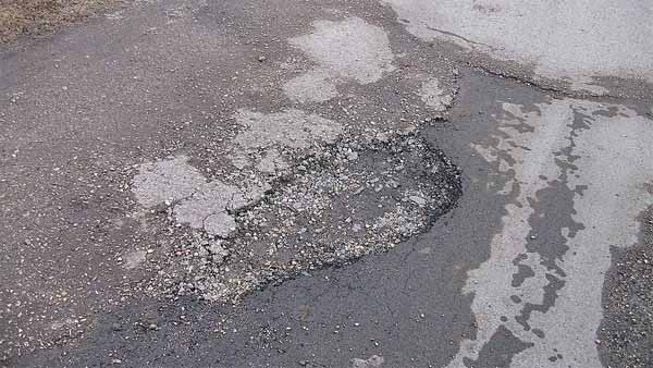 ಯಮ ಸ್ವರೂಪಿಯಾದ ರಸ್ತೆ ಗುಂಡಿಗಳು - ಜನಸಾಮಾನ್ಯರ ಜೀವಕ್ಕಿಲ್ಲವೇ ಬೆಲೆ.?