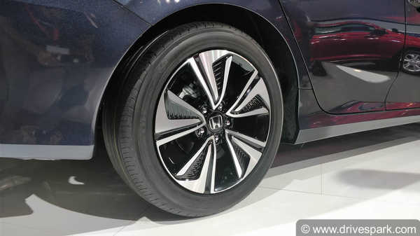 2018ರ ಸಿವಿಕ್ ಕಾರಿನ ಬಿಡುಗಡೆಗೂ ಮುನ್ನ ಸಿವಿಕ್ ಫೇಸ್‌ಲಿಫ್ಟ್ ಅನಾವರಣ