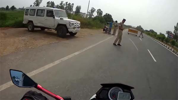 ಬೈಕ್ ತಪಾಸಣೆ ವೇಳೆ ಟ್ರಾಫಿಕ್ ಪೊಲೀಸರು ಮಾಡಿದ್ದೇನು ಗೊತ್ತಾ?