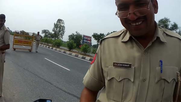 ಬೈಕ್ ತಪಾಸಣೆ ವೇಳೆ ಟ್ರಾಫಿಕ್ ಪೊಲೀಸರು ಮಾಡಿದ್ದೇನು ಗೊತ್ತಾ?