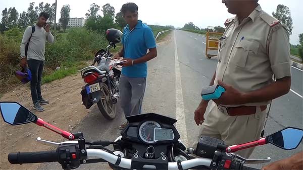 ಬೈಕ್ ತಪಾಸಣೆ ವೇಳೆ ಟ್ರಾಫಿಕ್ ಪೊಲೀಸರು ಮಾಡಿದ್ದೇನು ಗೊತ್ತಾ?
