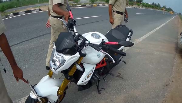 ಬೈಕ್ ತಪಾಸಣೆ ವೇಳೆ ಟ್ರಾಫಿಕ್ ಪೊಲೀಸರು ಮಾಡಿದ್ದೇನು ಗೊತ್ತಾ?