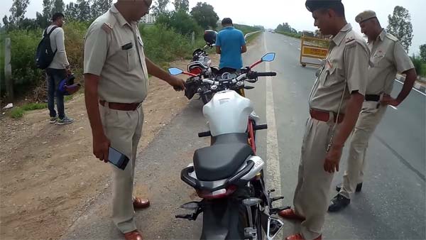 ಬೈಕ್ ತಪಾಸಣೆ ವೇಳೆ ಟ್ರಾಫಿಕ್ ಪೊಲೀಸರು ಮಾಡಿದ್ದೇನು ಗೊತ್ತಾ?