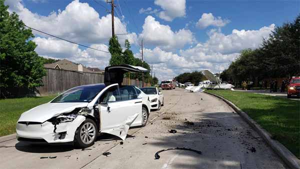 ಪ್ಲೇನ್ ಕ್ರಾಶ್‍ನಿಂದ ಇಬ್ಬರ ಜೀವ ಉಳಿಸಿದ ಟೆಸ್ಲಾ ಕಾರು.!