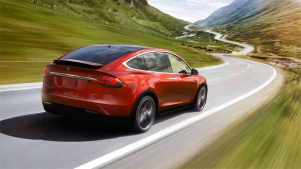 ಪ್ಲೇನ್ ಕ್ರಾಶ್‍ನಿಂದ ಇಬ್ಬರ ಜೀವ ಉಳಿಸಿದ ಟೆಸ್ಲಾ ಕಾರು.!